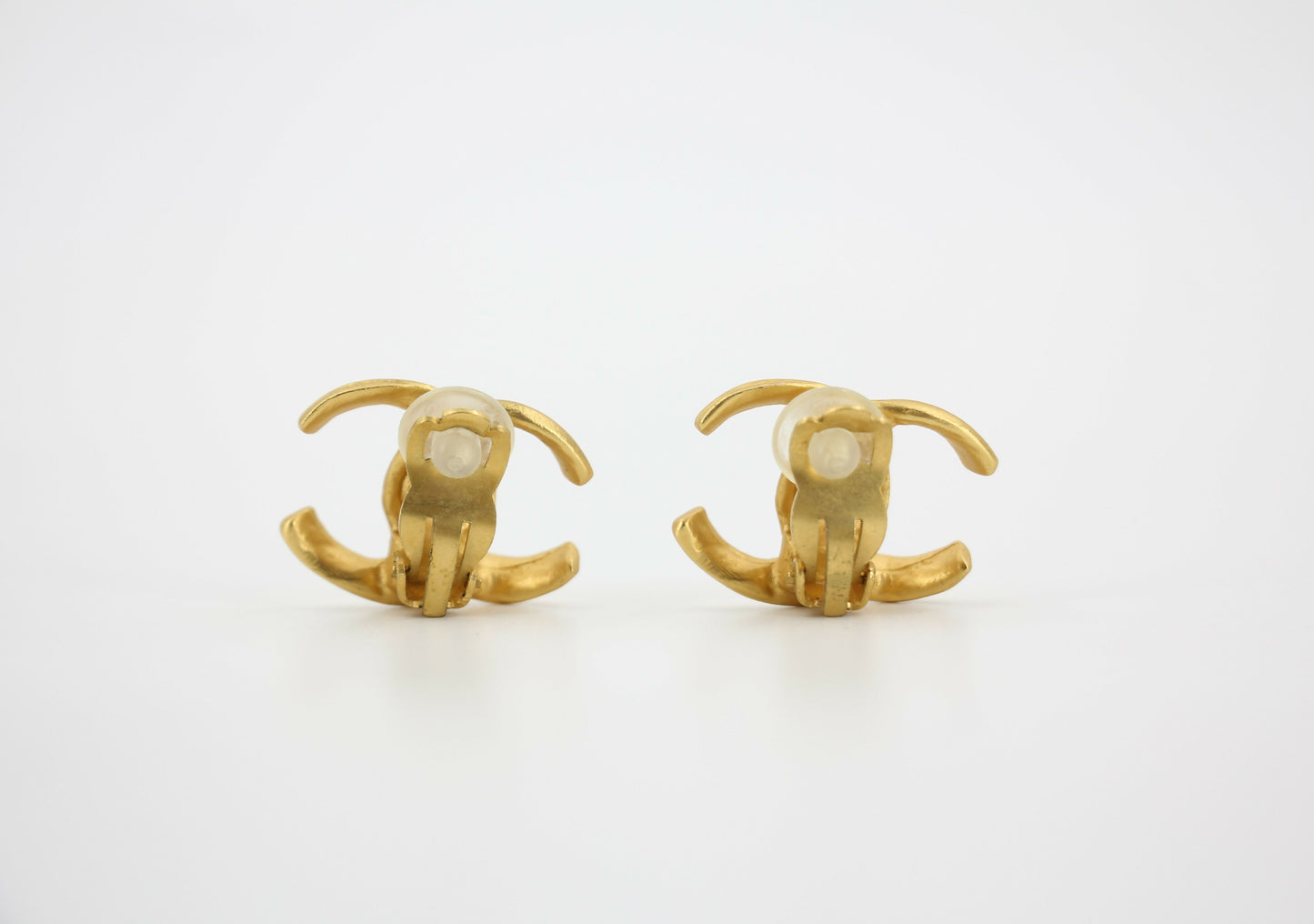 Chanel Vintage 00T Gold-Plated Matte Gold Classic CC Clip-on Earrings