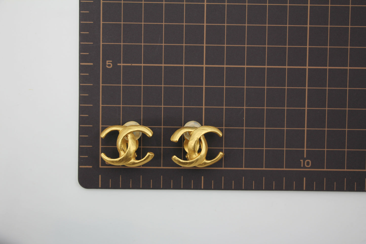 Chanel Vintage 00T Gold-Plated Matte Gold Classic CC Clip-on Earrings