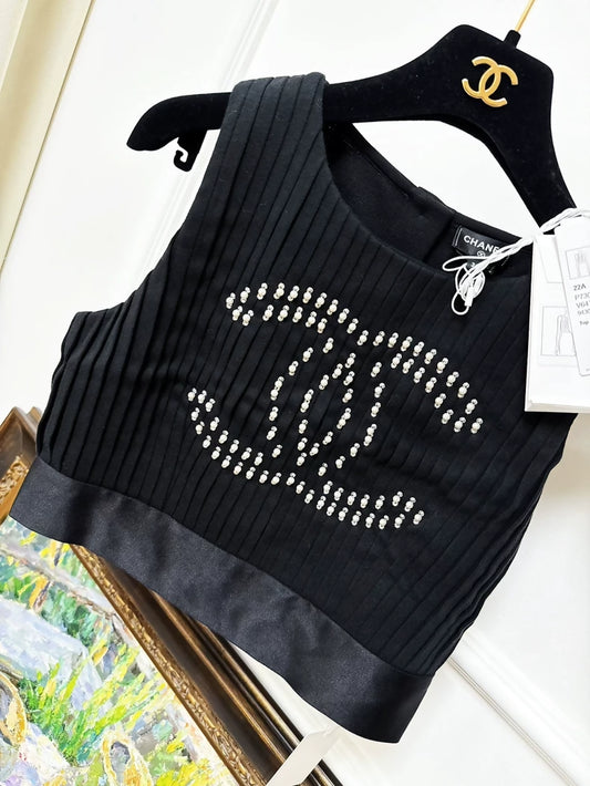 Chanel Métiers dArt black top with pearl and double C logo
