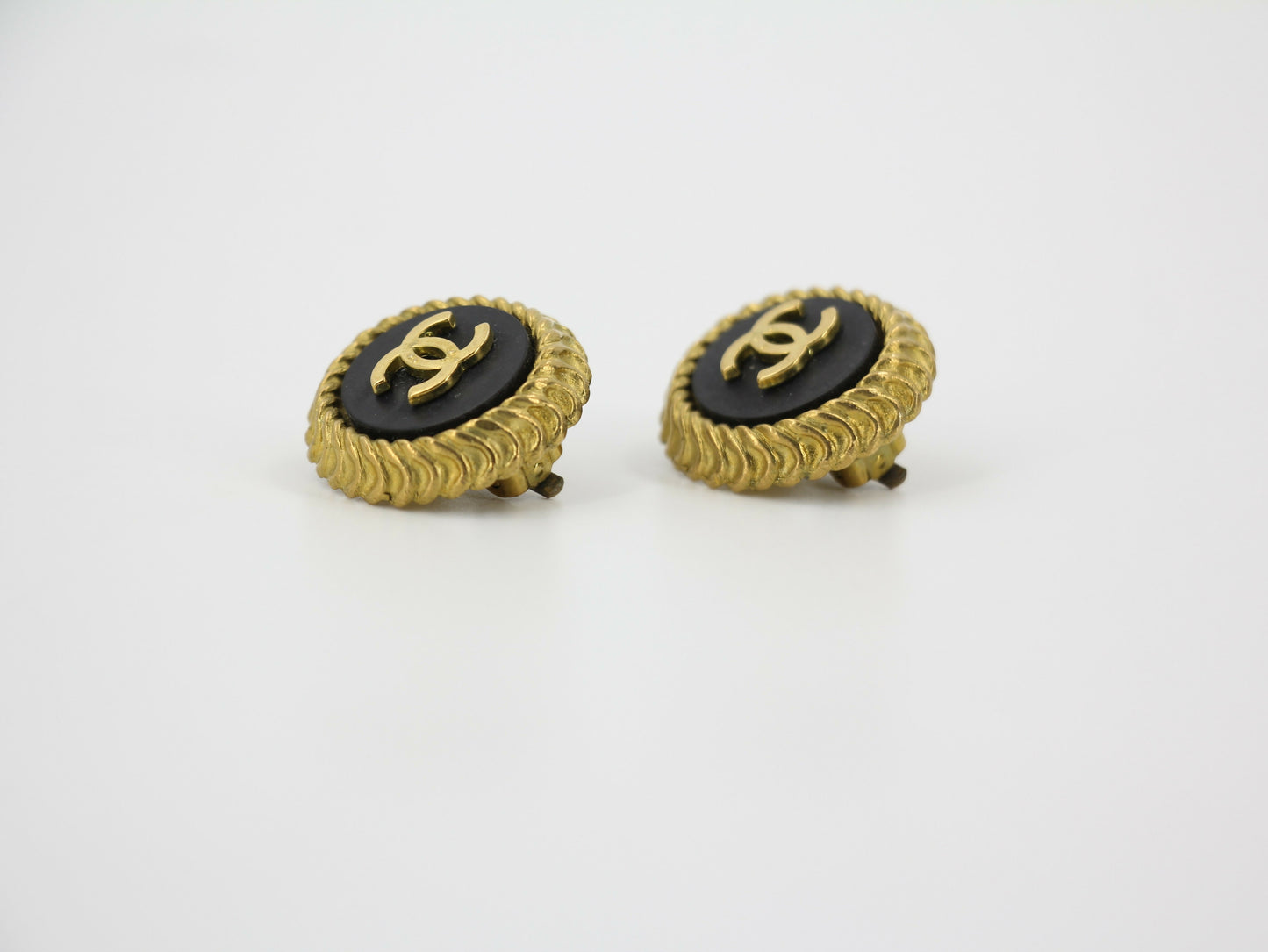 Chanel Vintage 95P Resin Spring/Summer Black Gold CC Round Wave Pattern Earrings