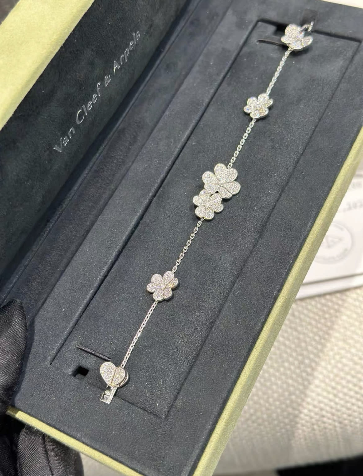 VCA Van Cleef  Arpels Frivole platinum full of diamonds and five flowers