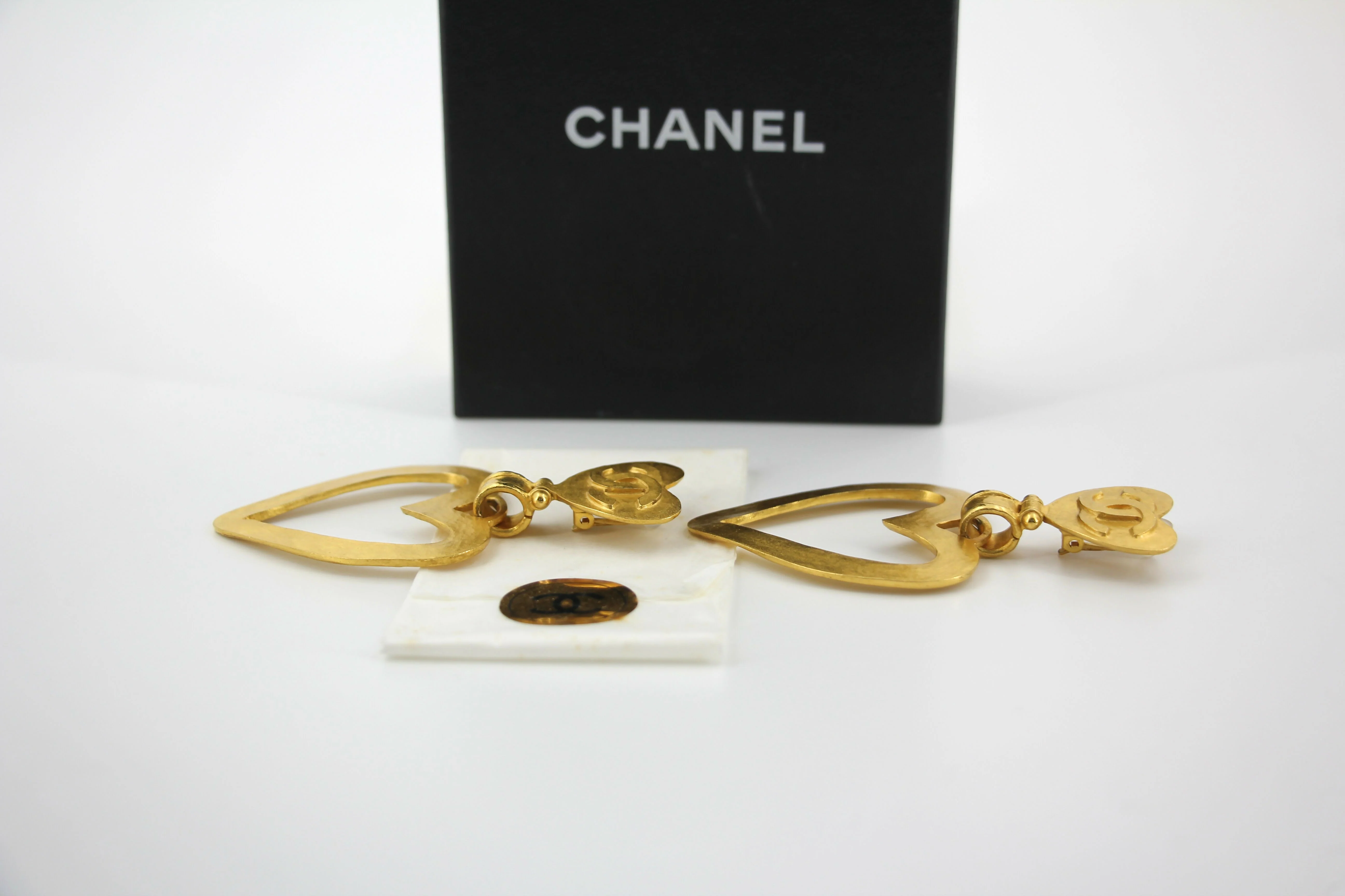 Chanel Vintage 95P Gold-Plated Matte Gold Heart-Shaped Pendant Clip-on Earrings