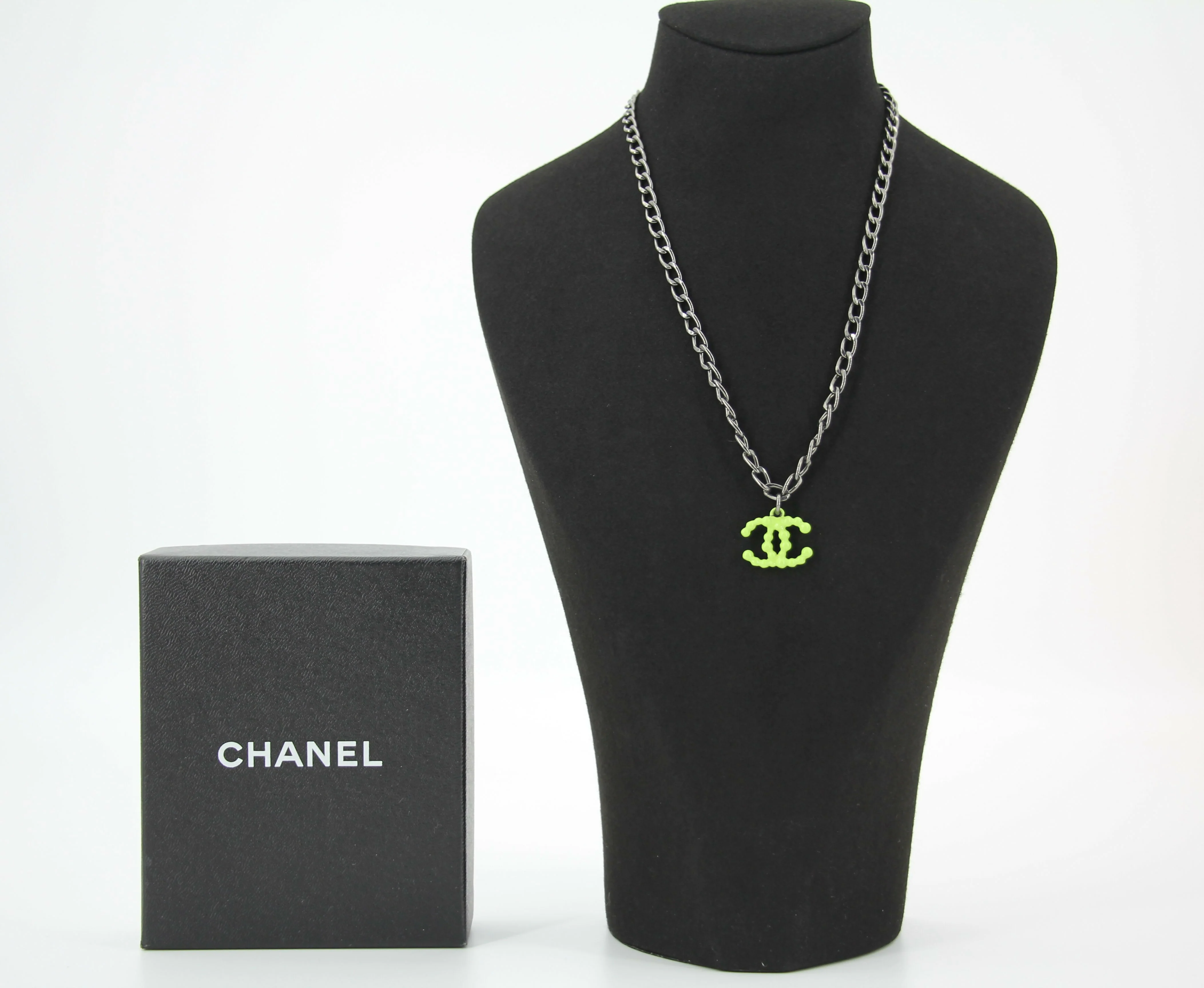 Chanel Vintage 04A Resin Fluorescent Green CC Grey Chain Necklace