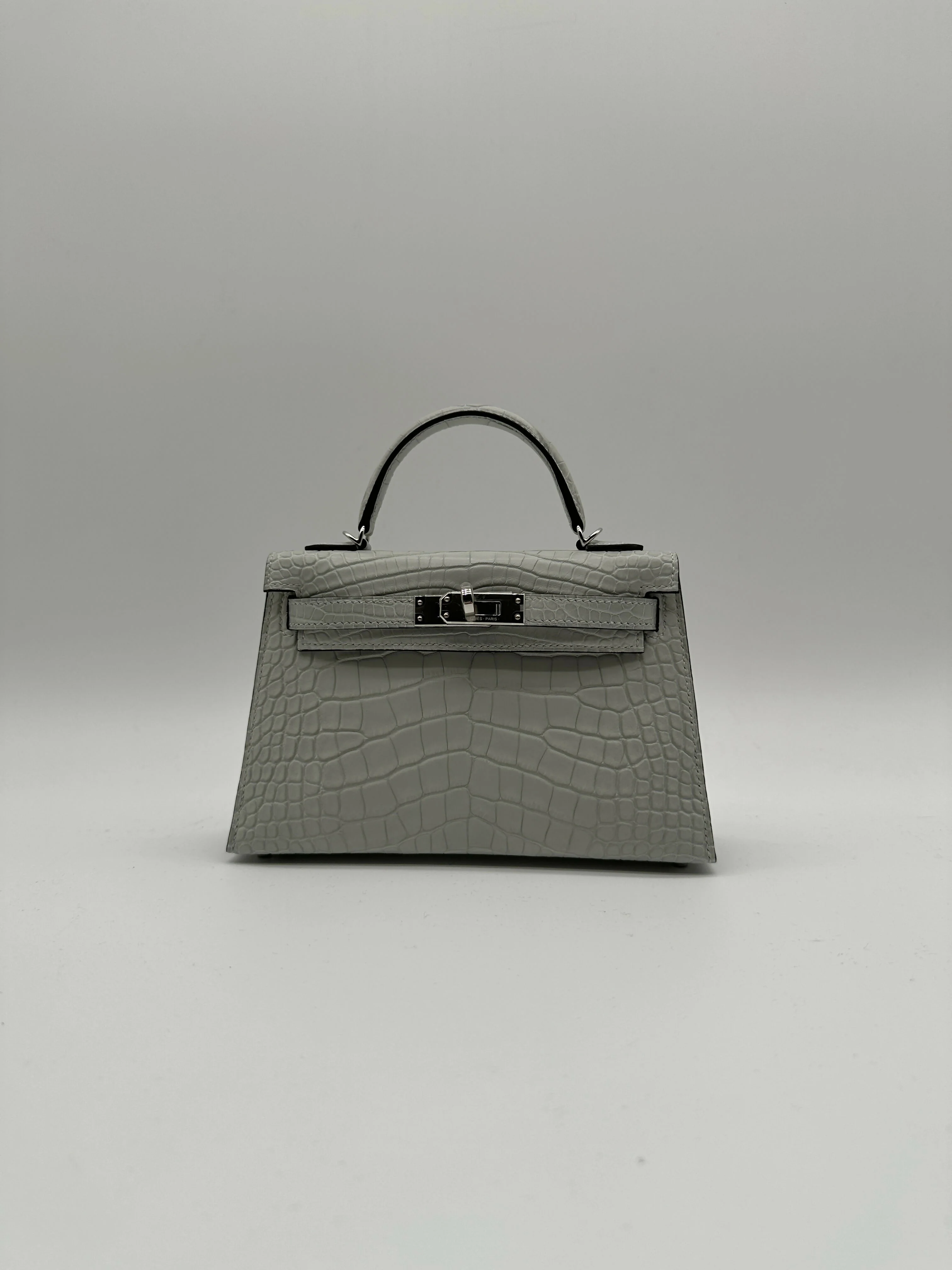 Hermès Kelly 20 Gris Neve Matte Alligator PHW K 2026