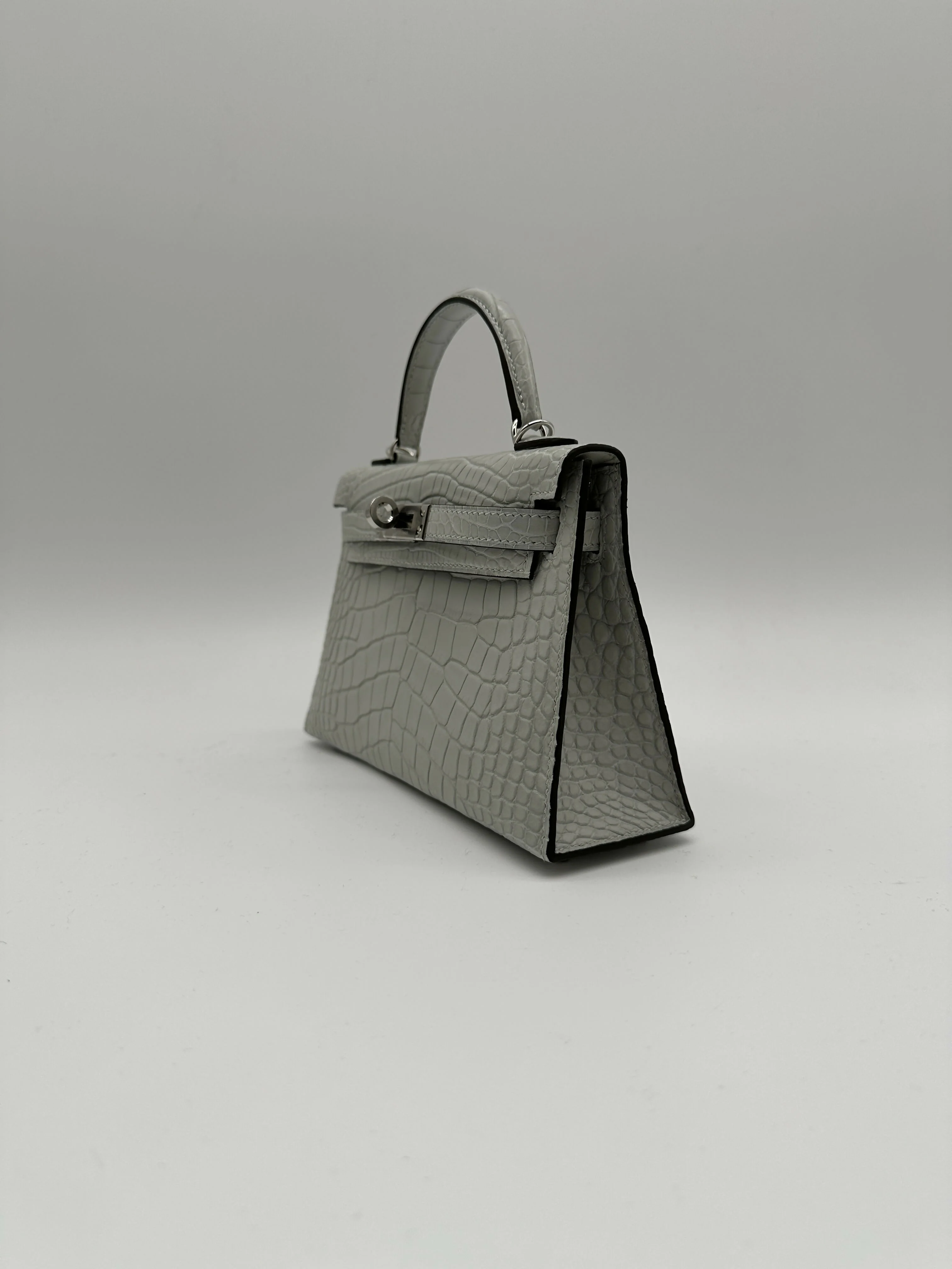 Hermès Kelly 20 Gris Neve Matte Alligator PHW K 2026