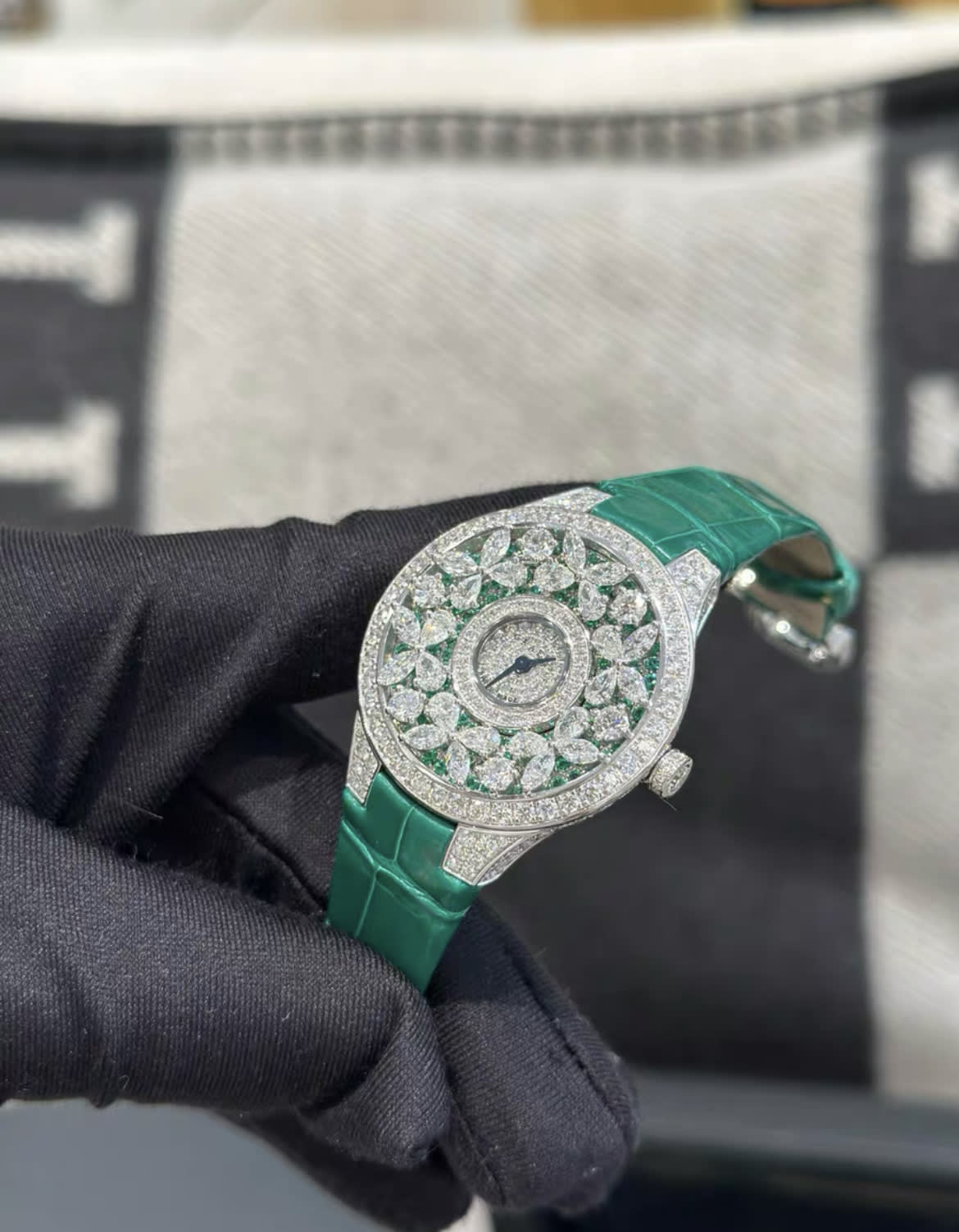 Graff classic butterfly emerald  diamond watch