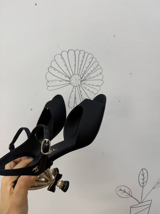 Chanel Métiers dArt black and gold high heels with a stunning bow