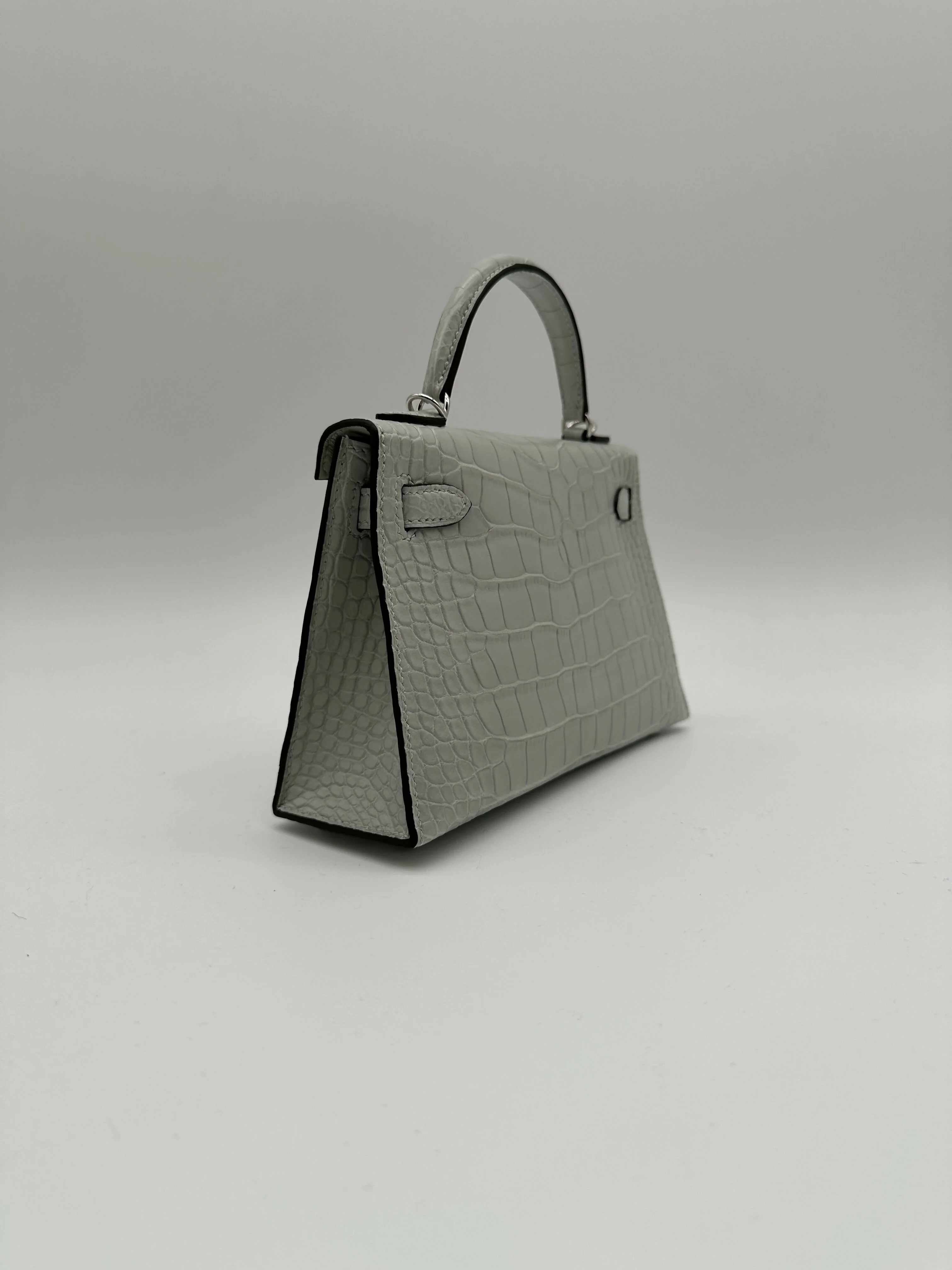 Hermès Kelly 20 Gris Neve Matte Alligator PHW K 2026