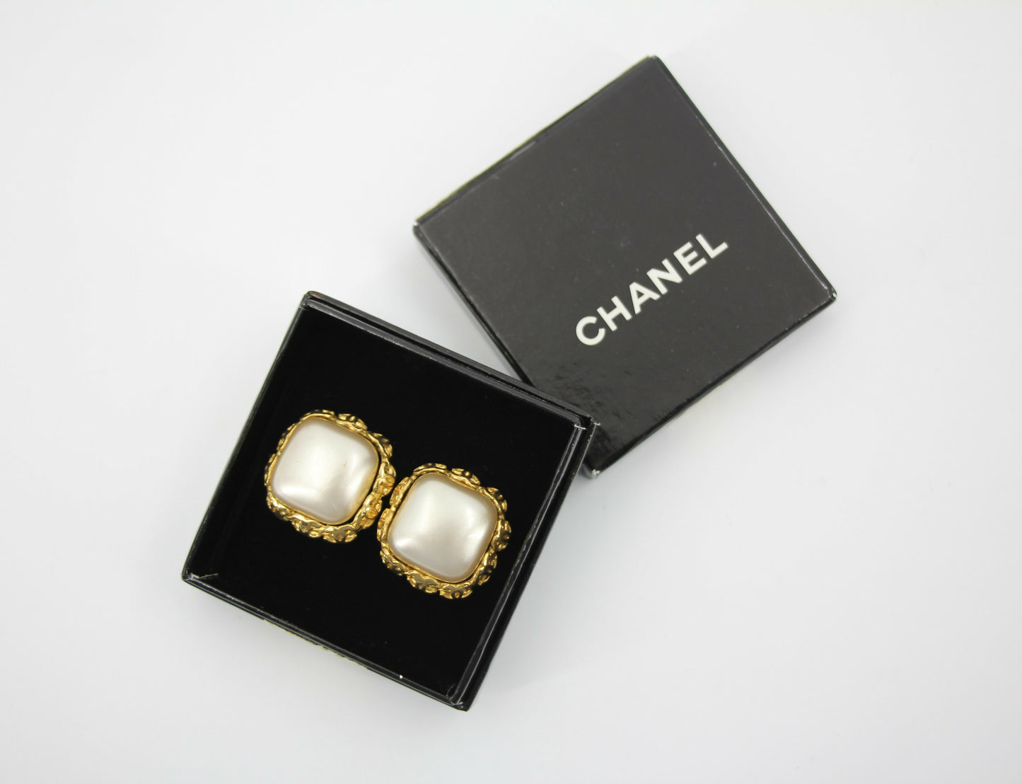 Chanel Vintage 91 Imitation Pearl Square Gold-Plated Clip-on Earrings
