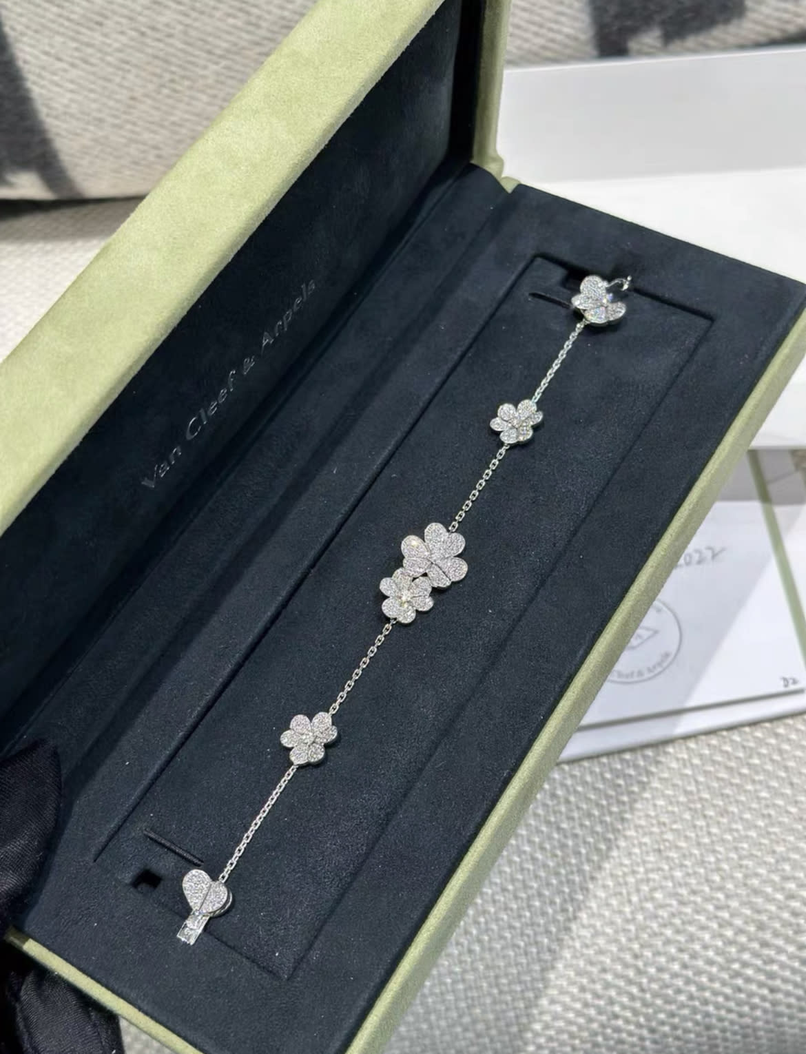 VCA Van Cleef Arpels Frivole platinum full of diamonds and five flowers