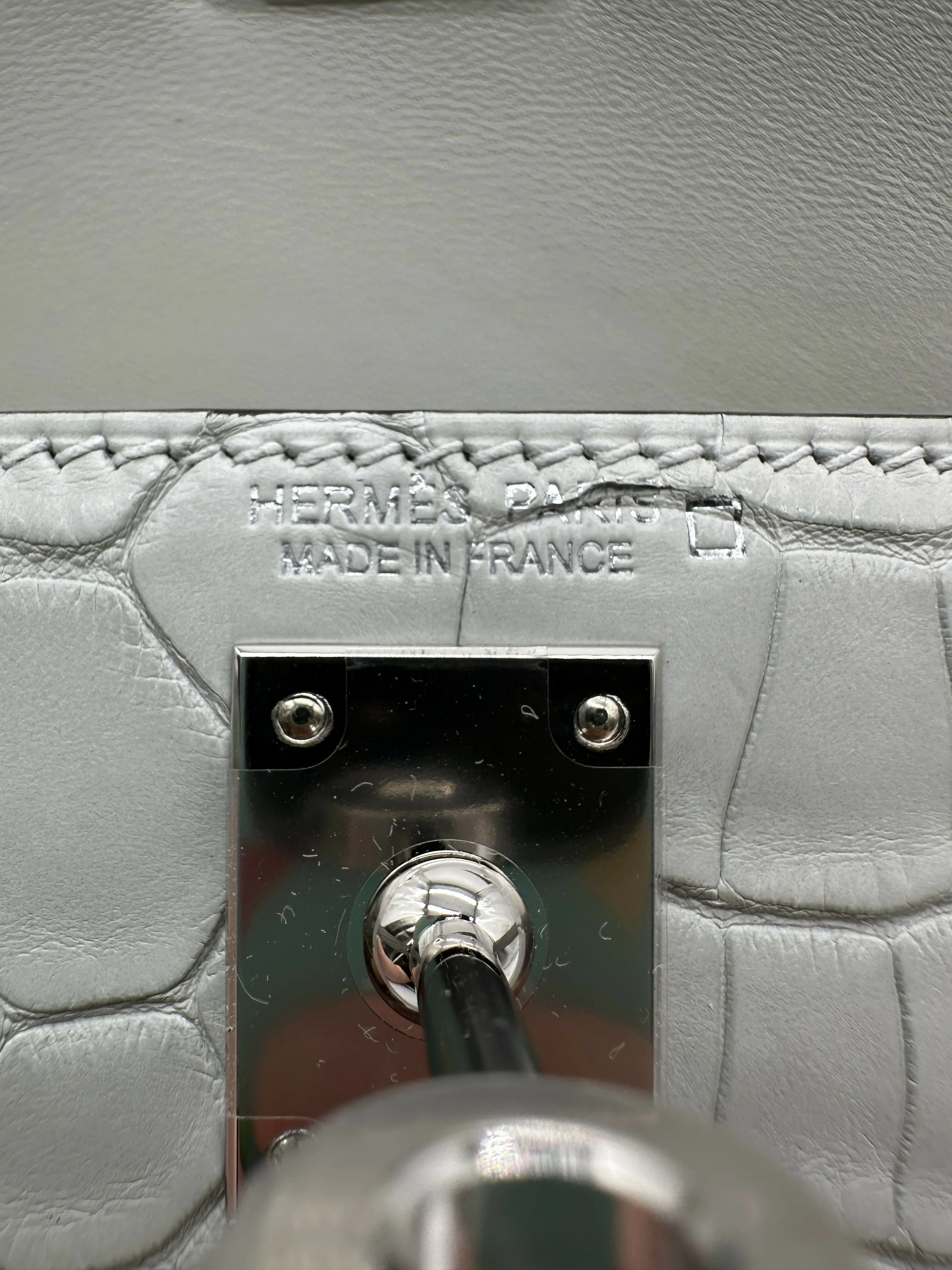 Hermès Kelly 20 Gris Neve Matte Alligator PHW K 2026