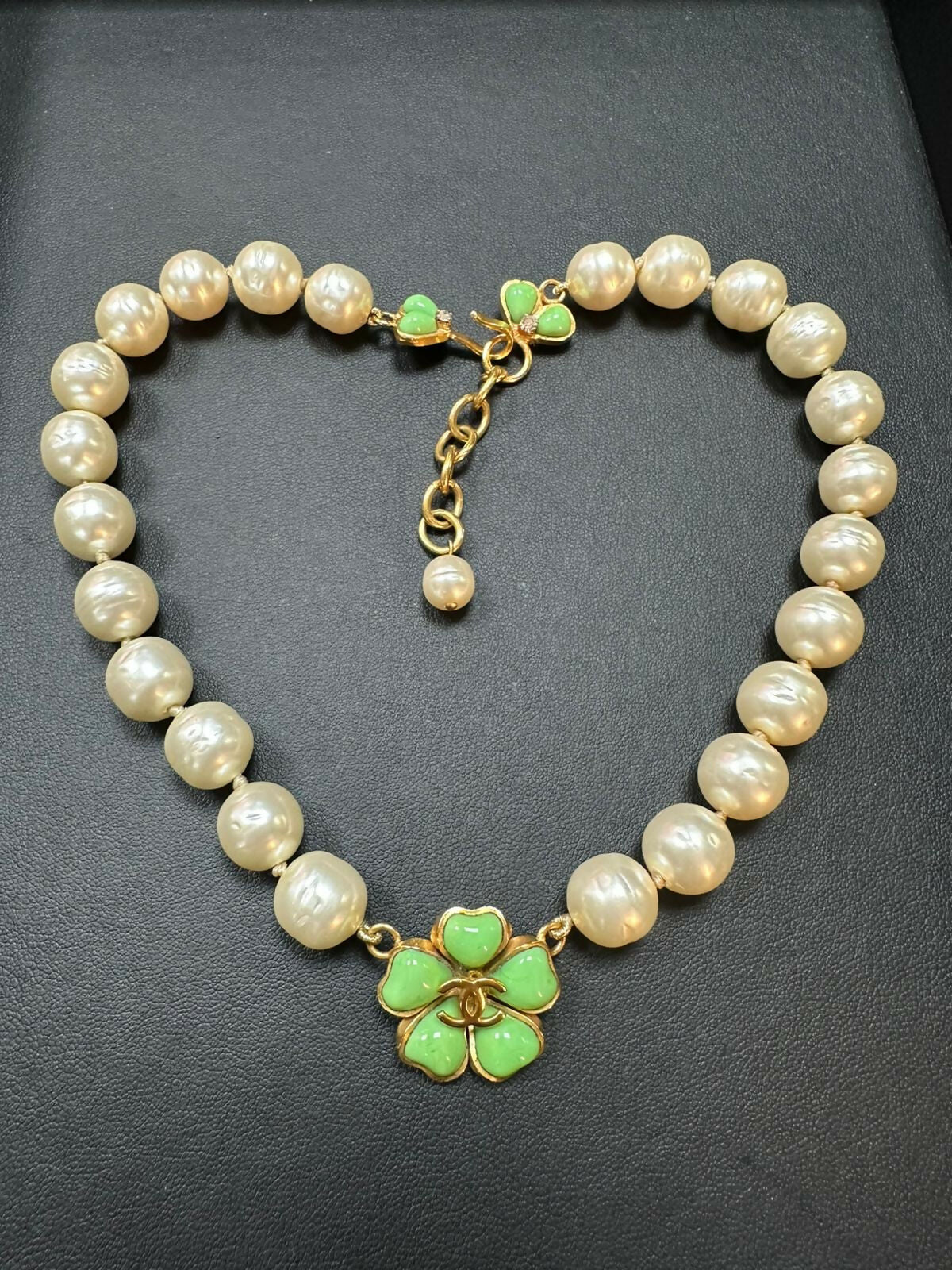 Chanel Vintage 97 Gripoix Imitation Pearl Green Camellia Necklace