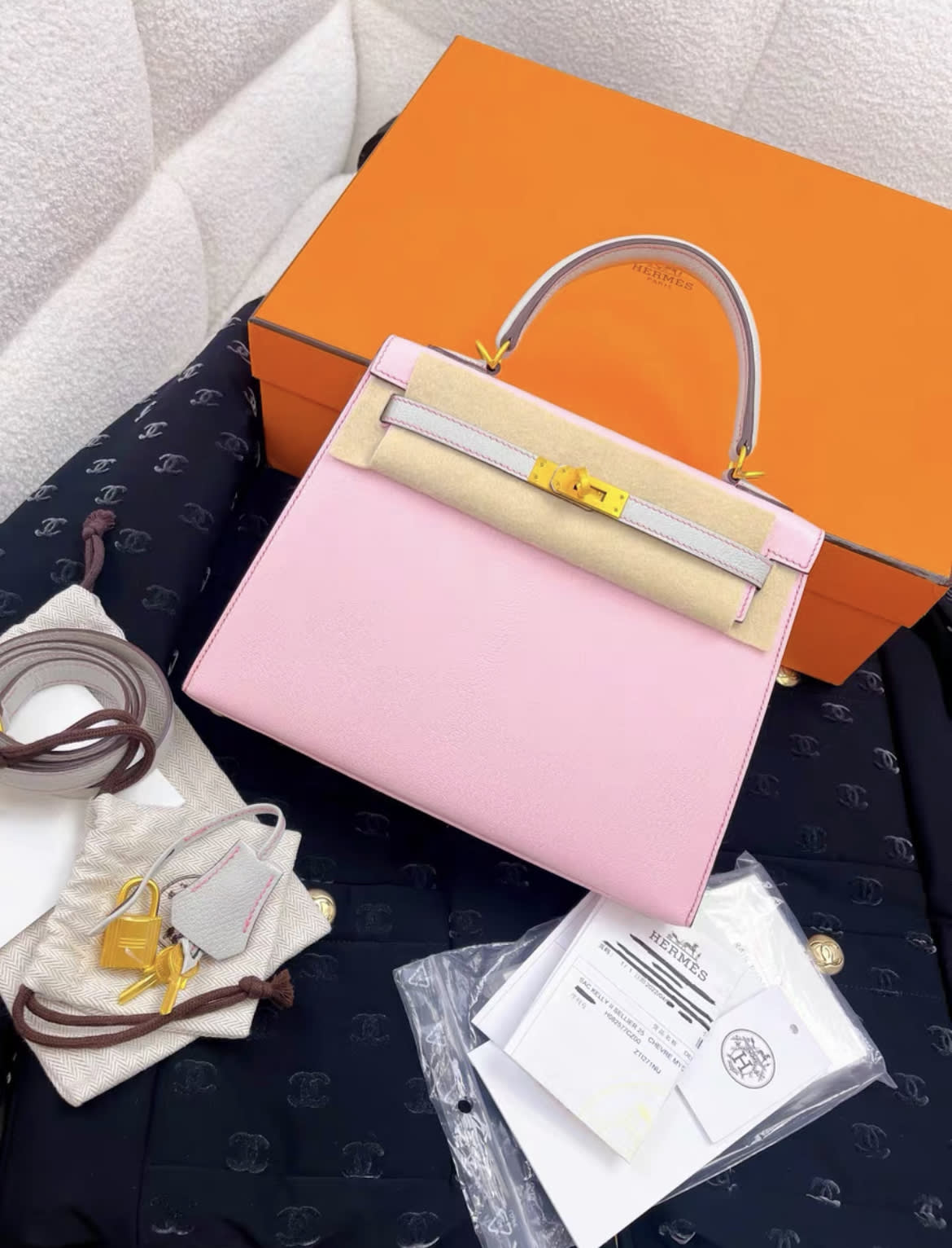 Hermès Hermes Kelly 25 Sellier Rose sakura/Pearl grey Chevre myzore goatskin Matt gold hardware - 25 Crossbody Bag - Secondhand luxury from Top Quality Luxury Designers Bag