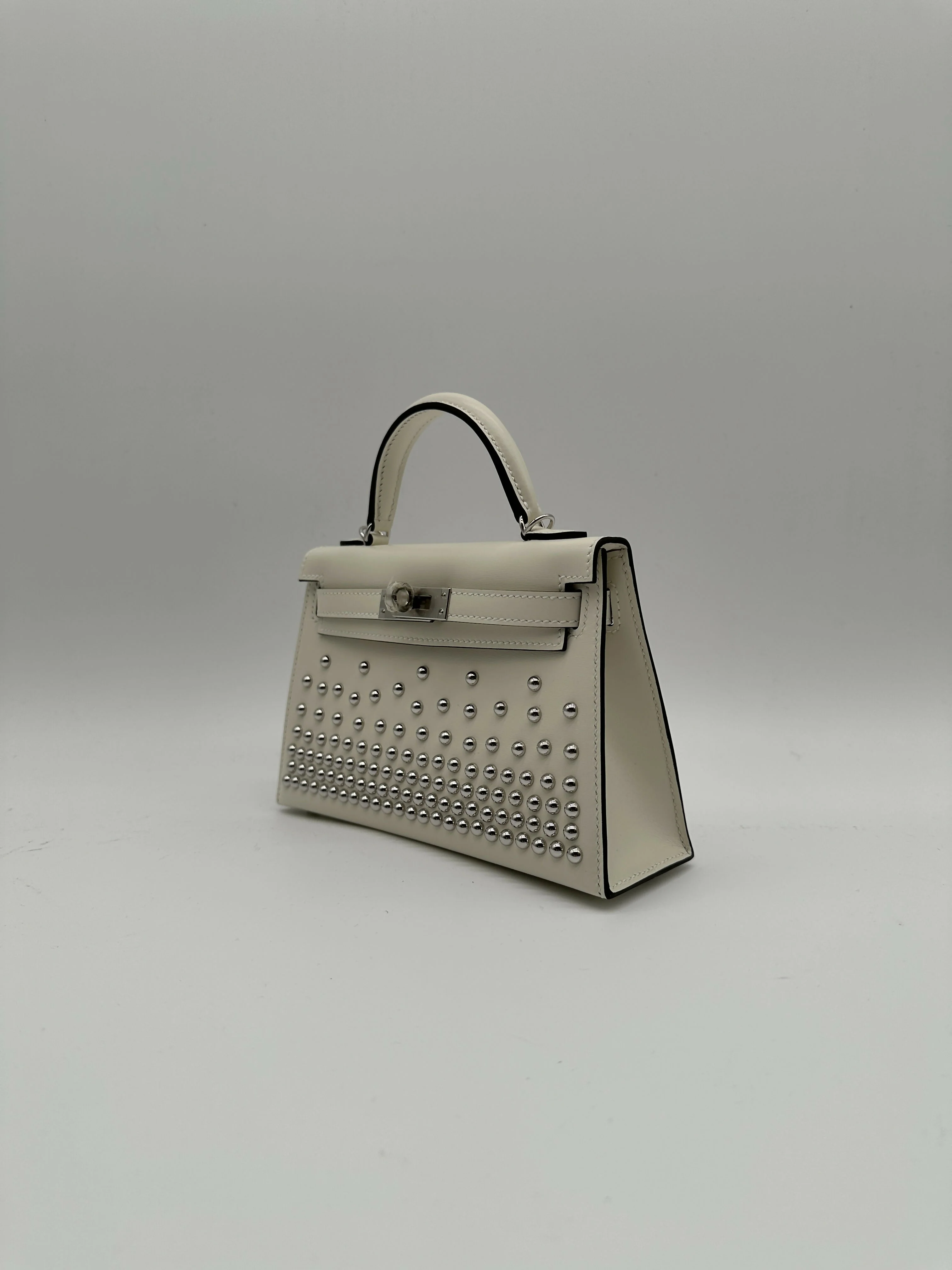 Hermès Kelly 20 Clouté Cream PHW G 2026