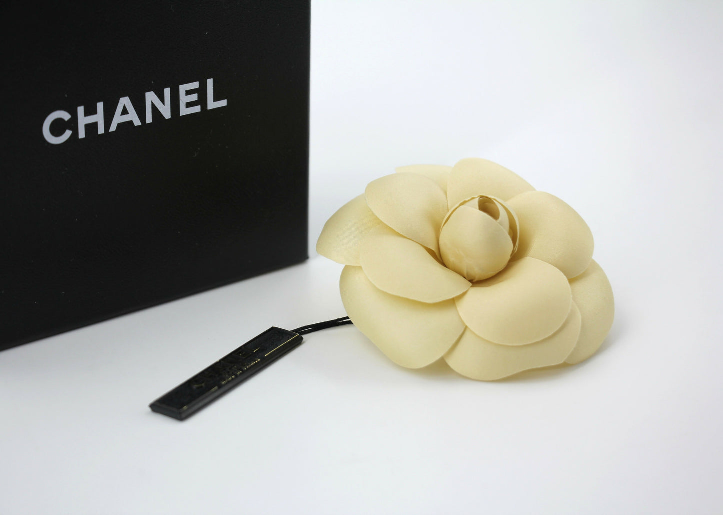 Chanel Vintage 81-85 Fabric Beige Camellia Brooch
