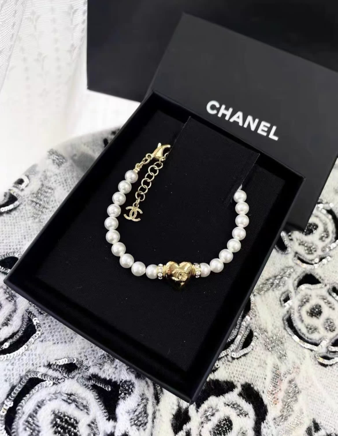 CHANEL Chanel pearl gold heart diamond bracelet, brand new with box - One size Fashion Jewellery - Vintage fashion from Top Quality Luxury Designers Bag