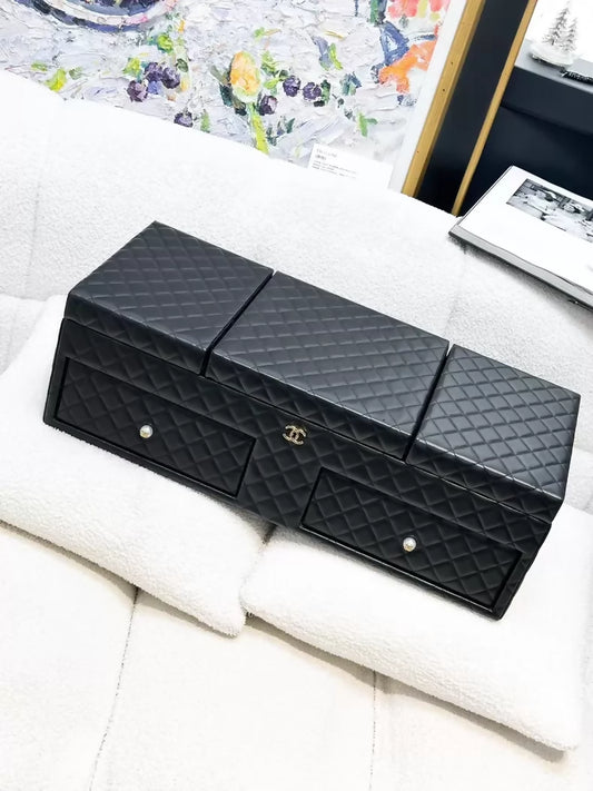 Chanel Métiers dArt collection, classic black lambskin quilted jewelry case, large size,